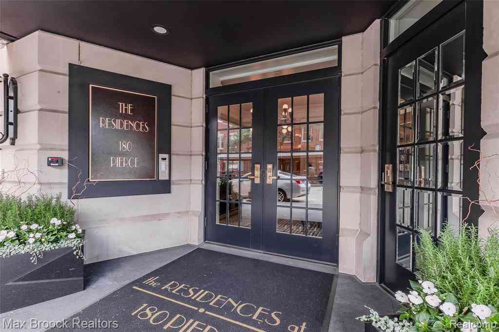 Condo For Sale - 180 Pierce St Unit 4  <br/> Birmingham, MI 48009
