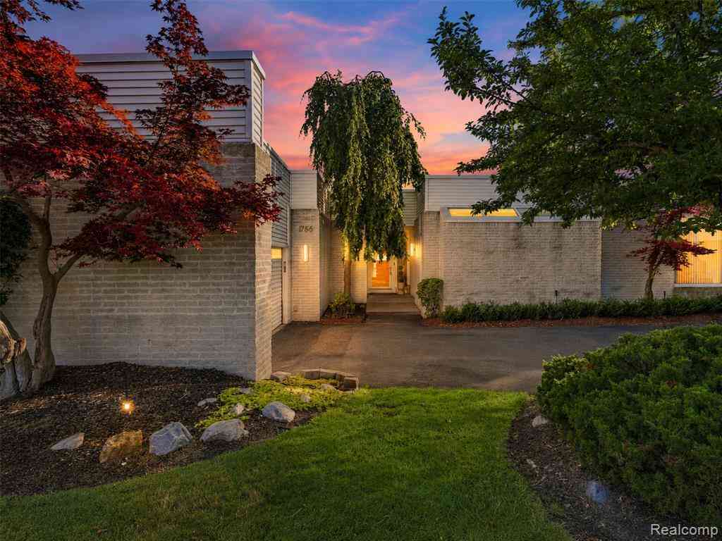 Condo For Sale - 1756 Alexander Drive <br/> Oakland County, Bloomfield Hills, MI 48302