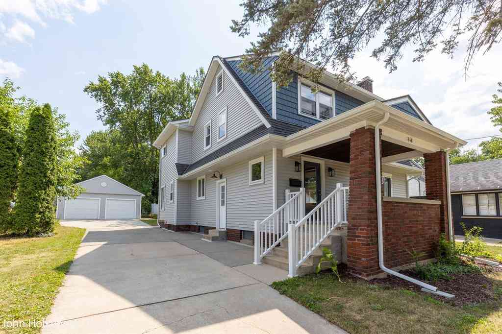 Homes For Sale - 1948 Boston Street Se SE<br/> Grand Rapids, MI 49506