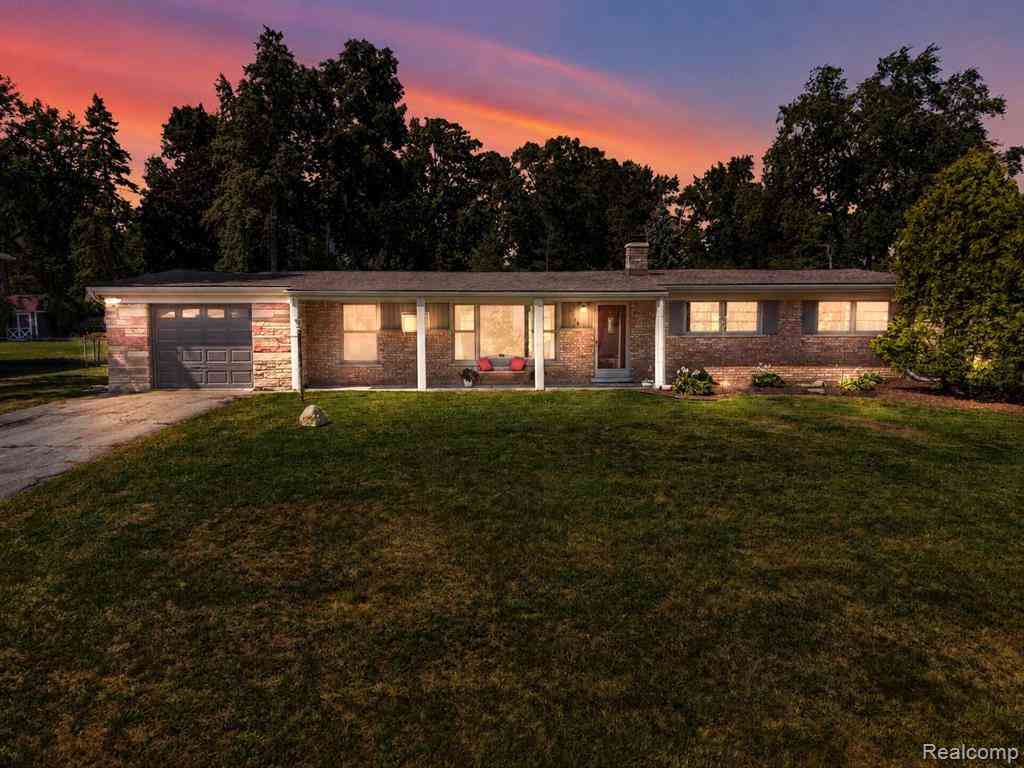 Homes For Sale - 8144 Kenwick Drive <br/> White Lake, MI 48386