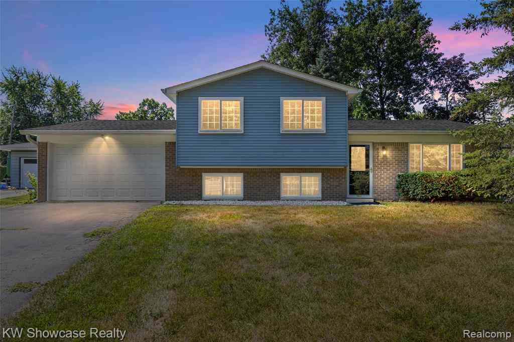 Homes For Rent - 8621 Oakside Avenue <br/> Commerce Twp, MI 48382