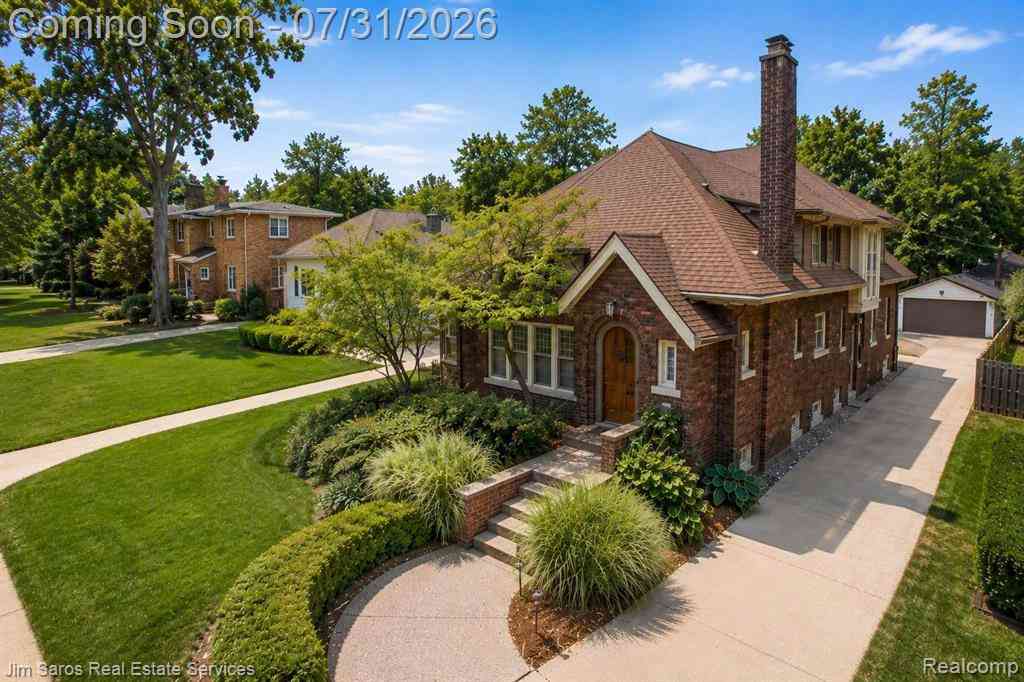 Homes For Sale - 637 Washington Road <br/> Grosse Pointe, MI 48230