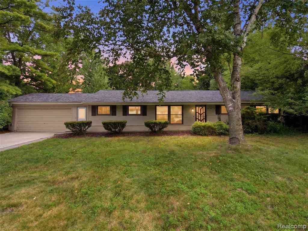Homes For Sale - 5303 W Briarcliff Knoll Drive <br/> West Bloomfield, MI 48322