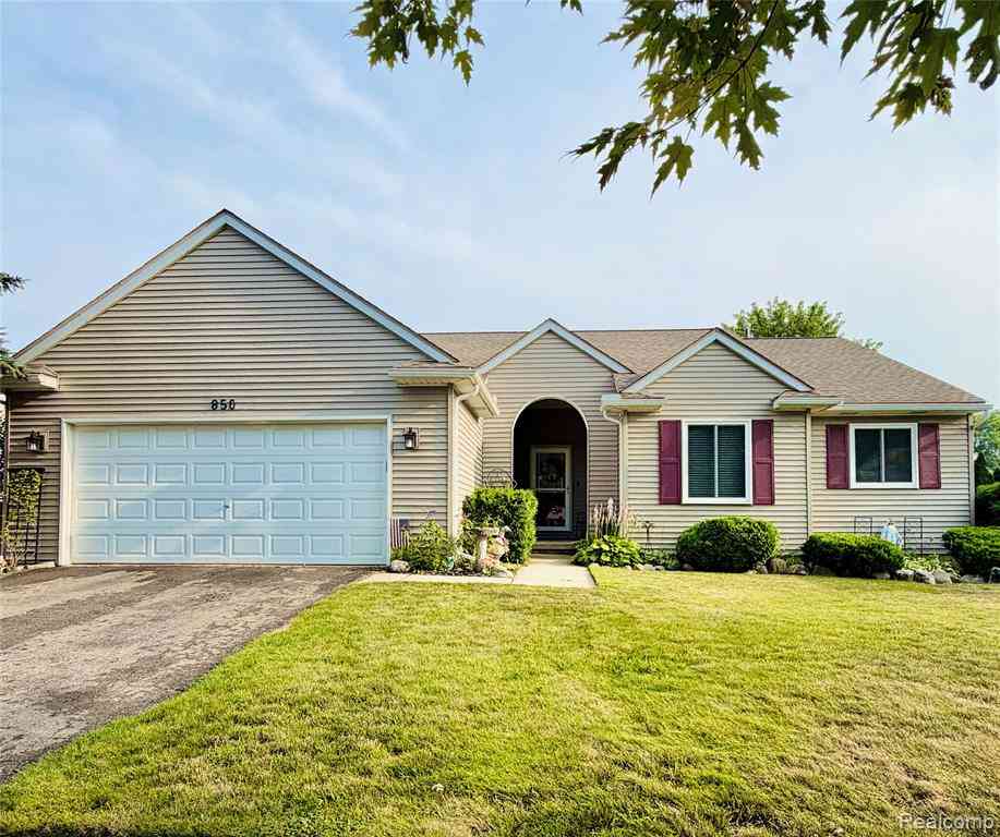 Homes For Sale - 850 Cricket Crossing <br/> Livingston County, Pinckney, MI 48169