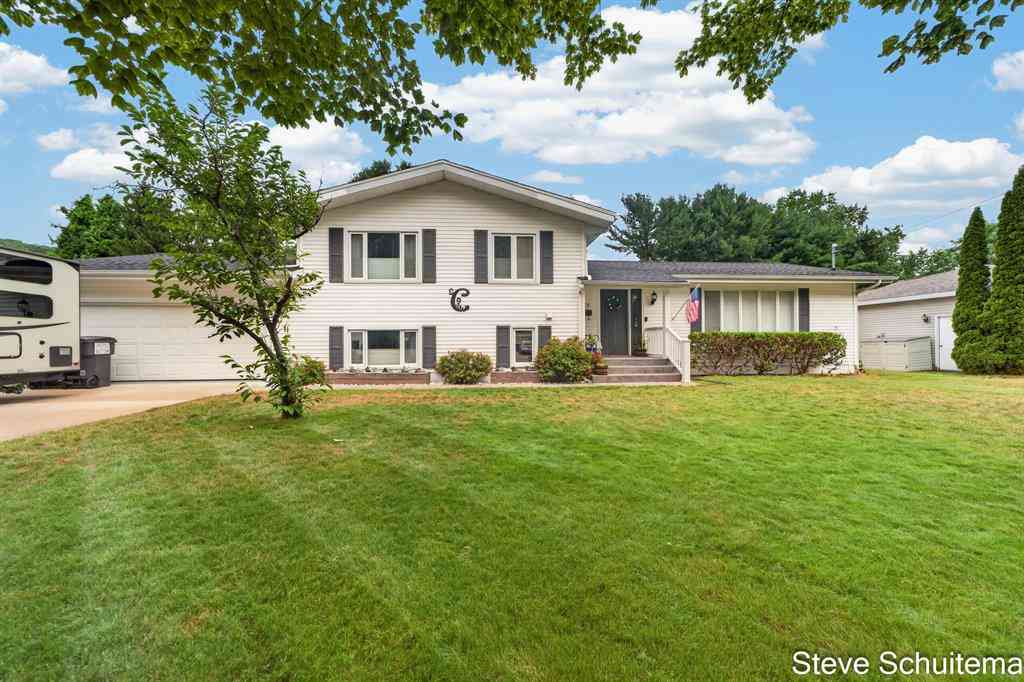 Homes For Sale - 1870 Hendrick Road <br/> Norton Shores, MI 49441