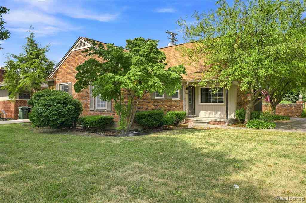 Homes For Sale - 20691 Wedgewood Drive <br/> Grosse Pointe, MI 48236