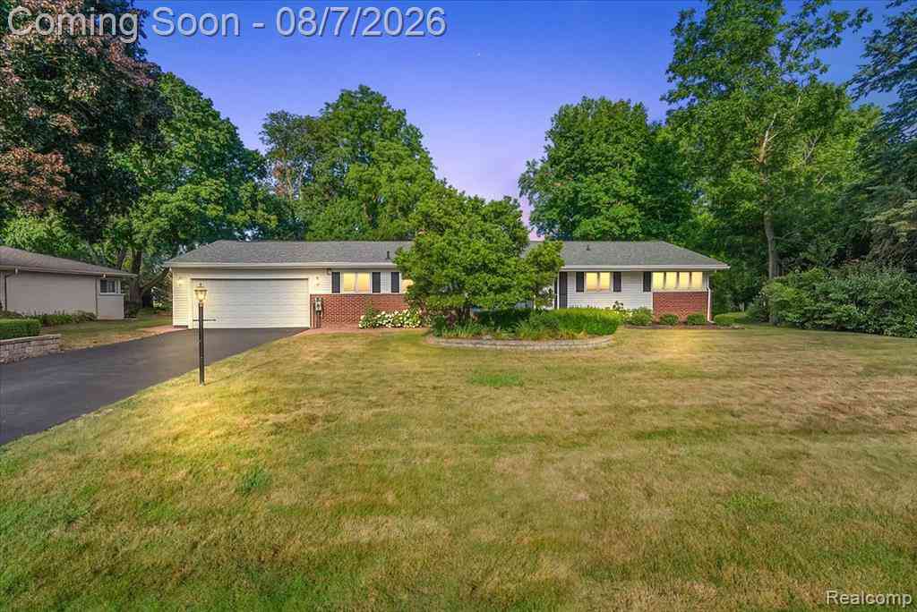 Homes For Sale - 7175 N Tratham Court <br/> West Bloomfield, MI 48322