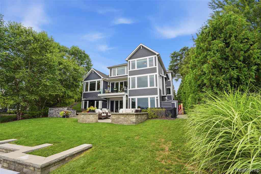Homes For Sale - 8303 Hilton Road <br/> Brighton, MI 48114