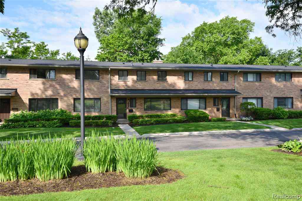 Condo For Sale - 142 E Hickory Grove Road  #3<br/> Bloomfield Hills, MI 48304