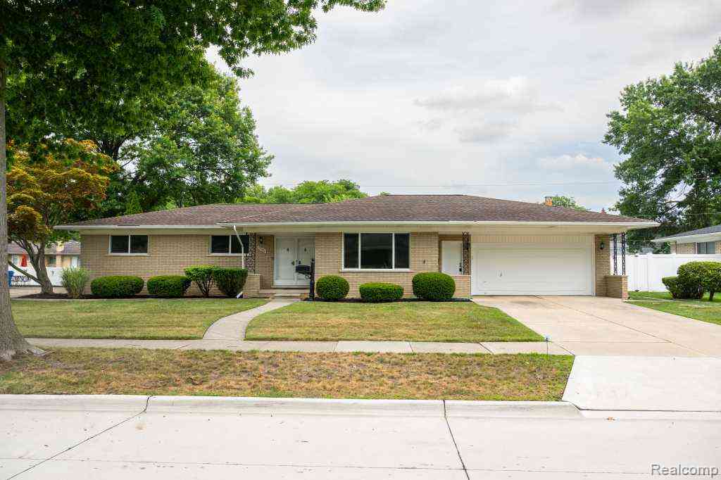 Homes For Sale - 32400 Northampton Drive <br/> Macomb County, Warren, MI 48093
