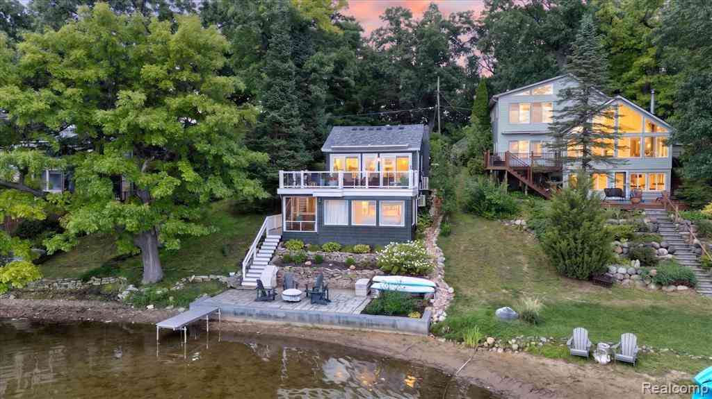 Homes For Sale - 5138 Island Shore Drive <br/> Pinckney, MI 48169