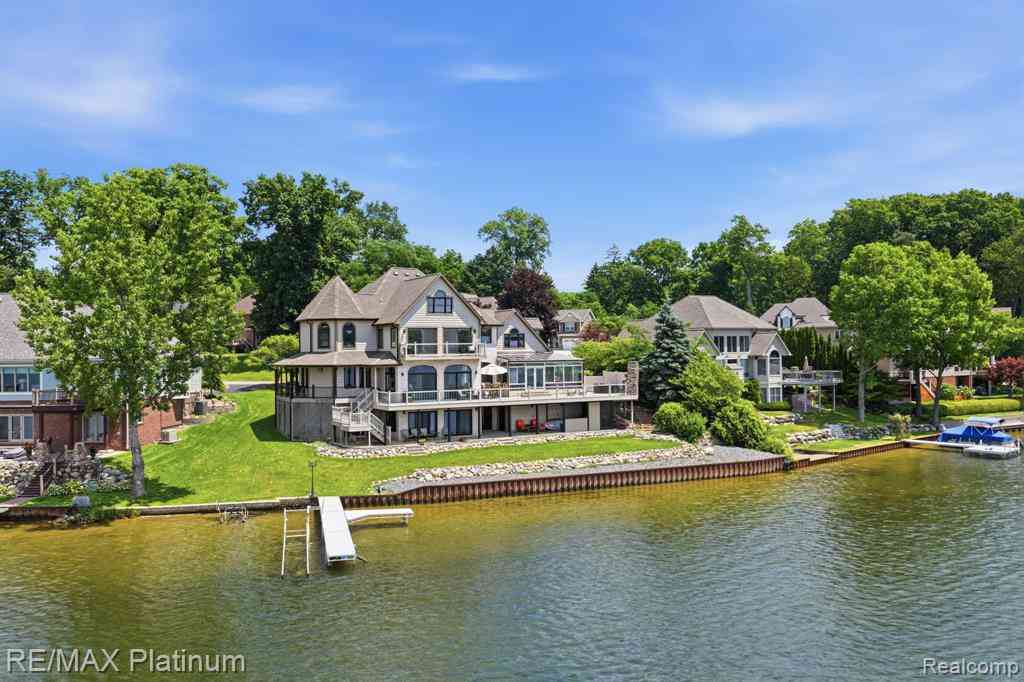Homes For Sale - 997 Thompson Shore Drive <br/> Howell, MI 48843