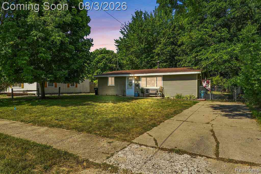 Homes For Sale - 813 Oak Park Drive <br/> Fenton, MI 48430