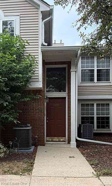 Condo For Rent - 5400 Pine Aires  <br/> Sterling Heights, MI 48314