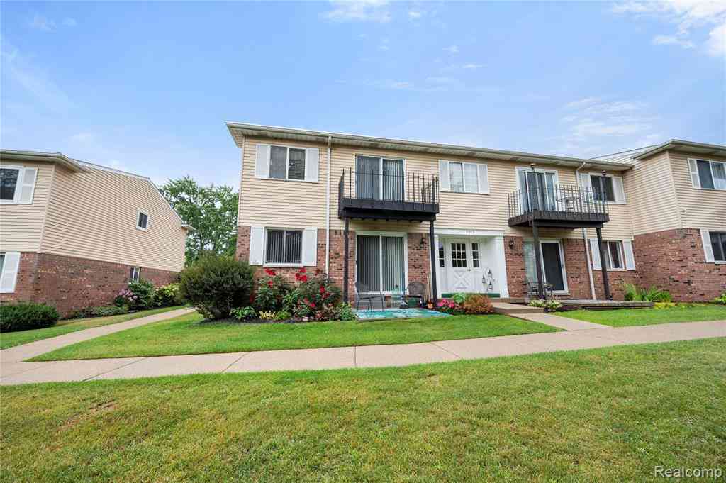 Condo For Sale - 5283 Highland Road  #205<br/> Oakland County, Waterford, MI 48327