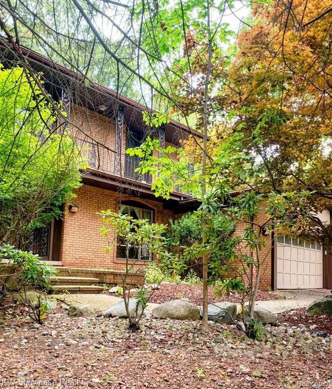 Homes For Sale - 5064 Far Ravine Court <br/> West Bloomfield, MI 48323