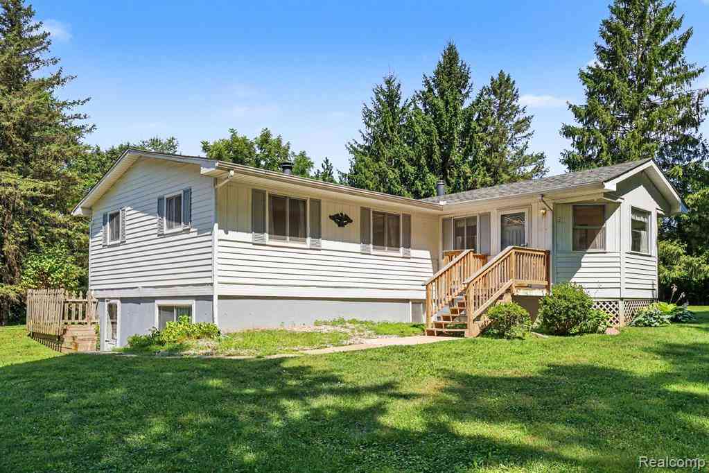 Homes For Sale - 6095 Tipsico Lake Road <br/> Holly, MI 48442