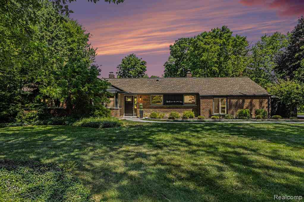 Homes For Sale - 4056 Chestnut Hill Drive <br/> Troy, MI 48098