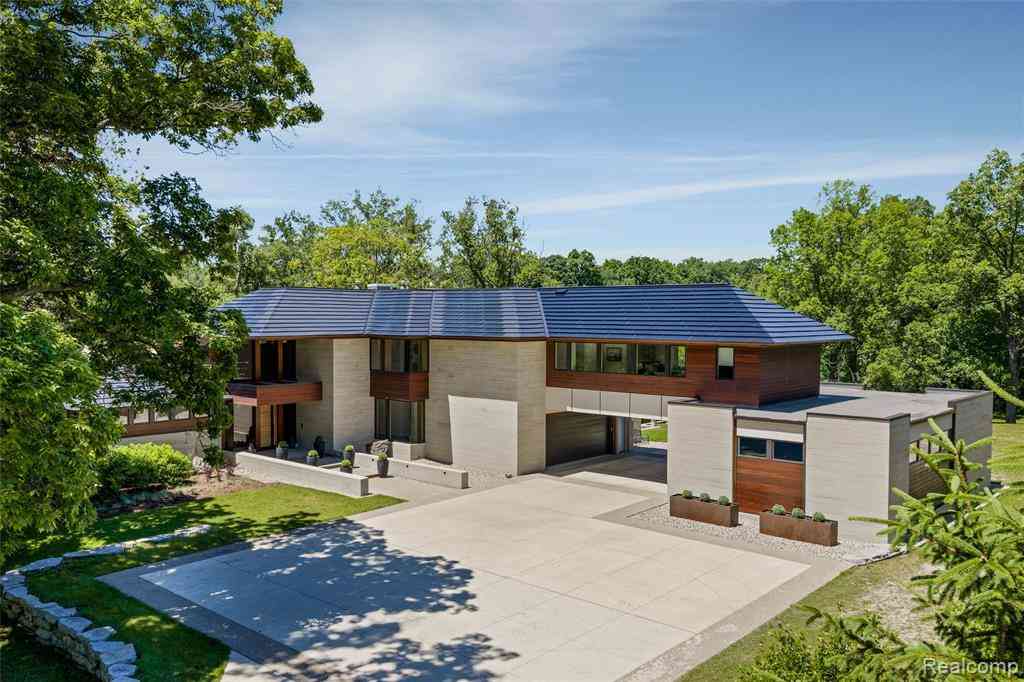 Homes For Sale - 2700 Squirrel Road <br/> Bloomfield Hills, MI 48304