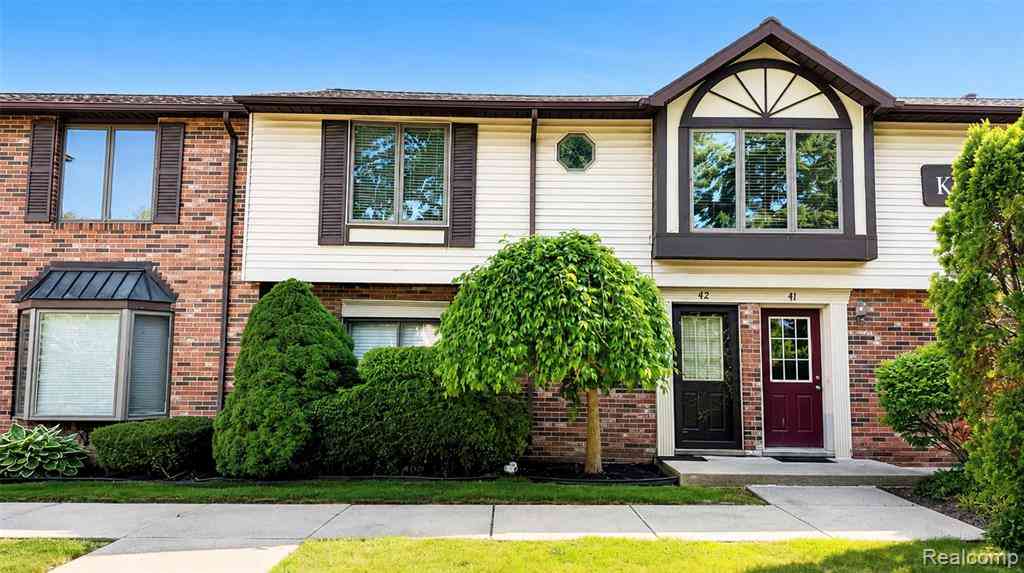Condo For Rent - 2232 London Bridge Drive  #42<br/> Rochester, MI 48307