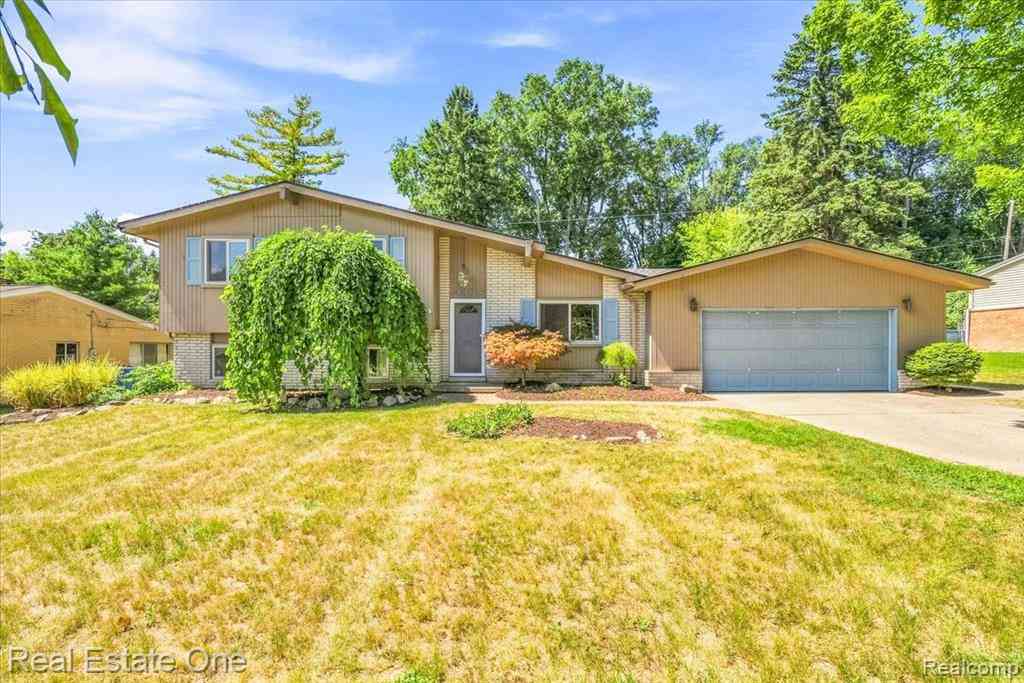 Homes For Sale - 4805 Whitlow Boulevard <br/> Commerce Twp, MI 48382