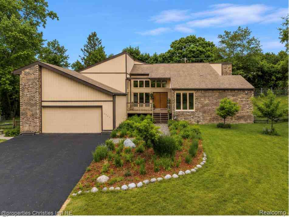 Homes For Sale - 4566 Walden Drive <br/> Bloomfield Hills, MI 48301