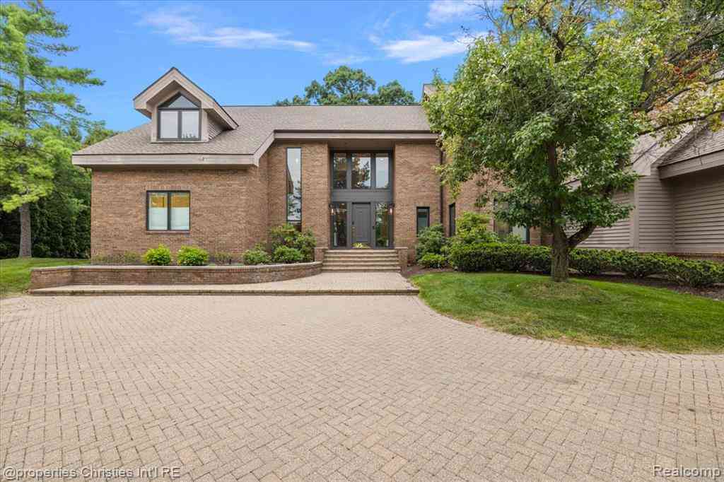 Homes For Sale - 4740 W Wickford  <br/> Bloomfield Hills, MI 48302