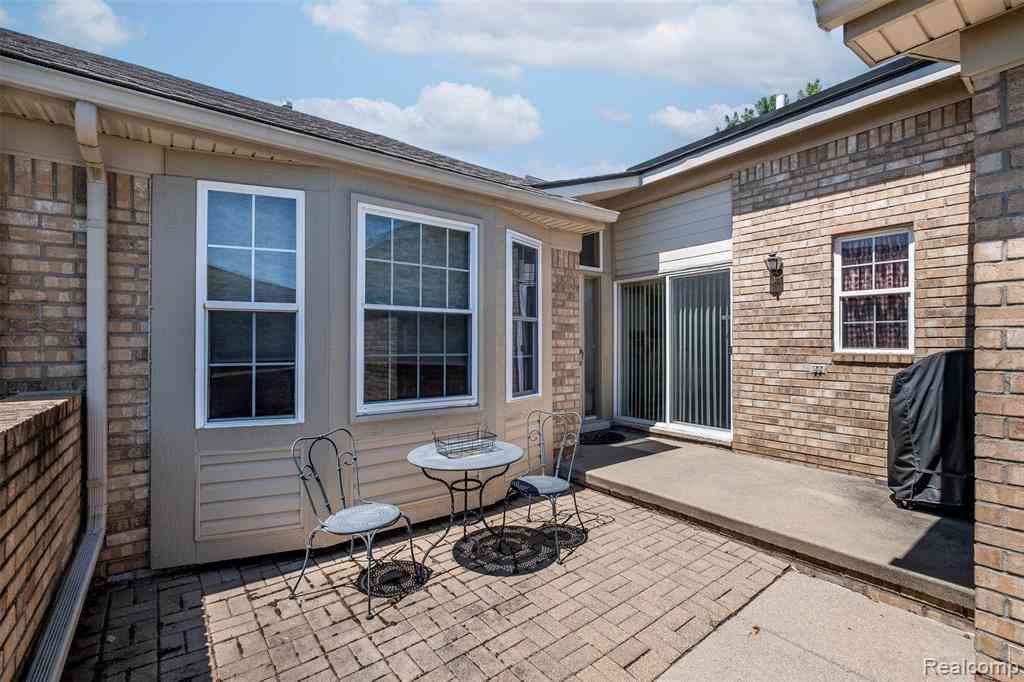 Condo For Sale - 50325 Pepper Tree Drive <br/> Macomb, MI 48044