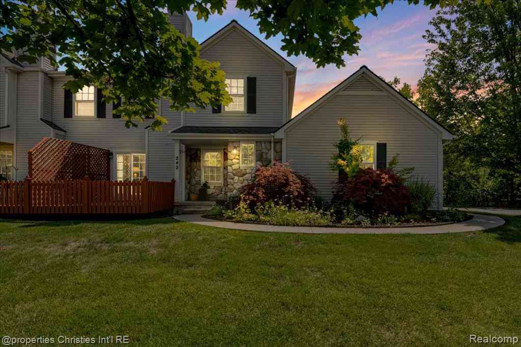Condo For Sale - 242 Barrington Circle <br/> Lake Orion, MI 48360