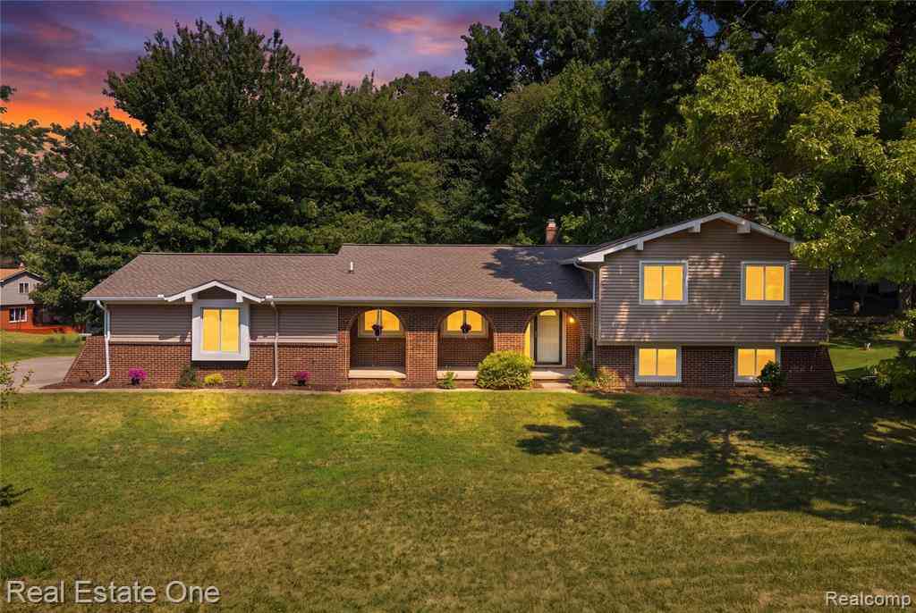 Homes For Sale - 10875 Cartier Drive <br/> Brighton, MI 48114