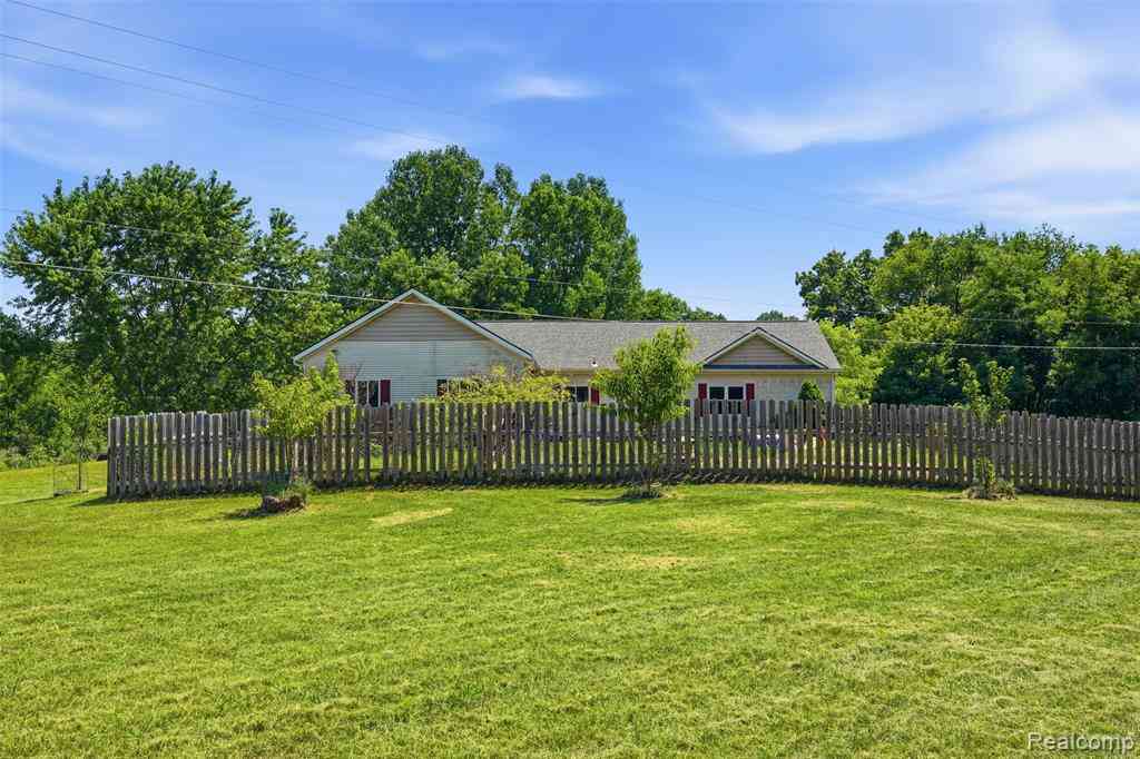 Homes For Sale - 5885 Rowland Pine Court <br/> Howell, MI 48843