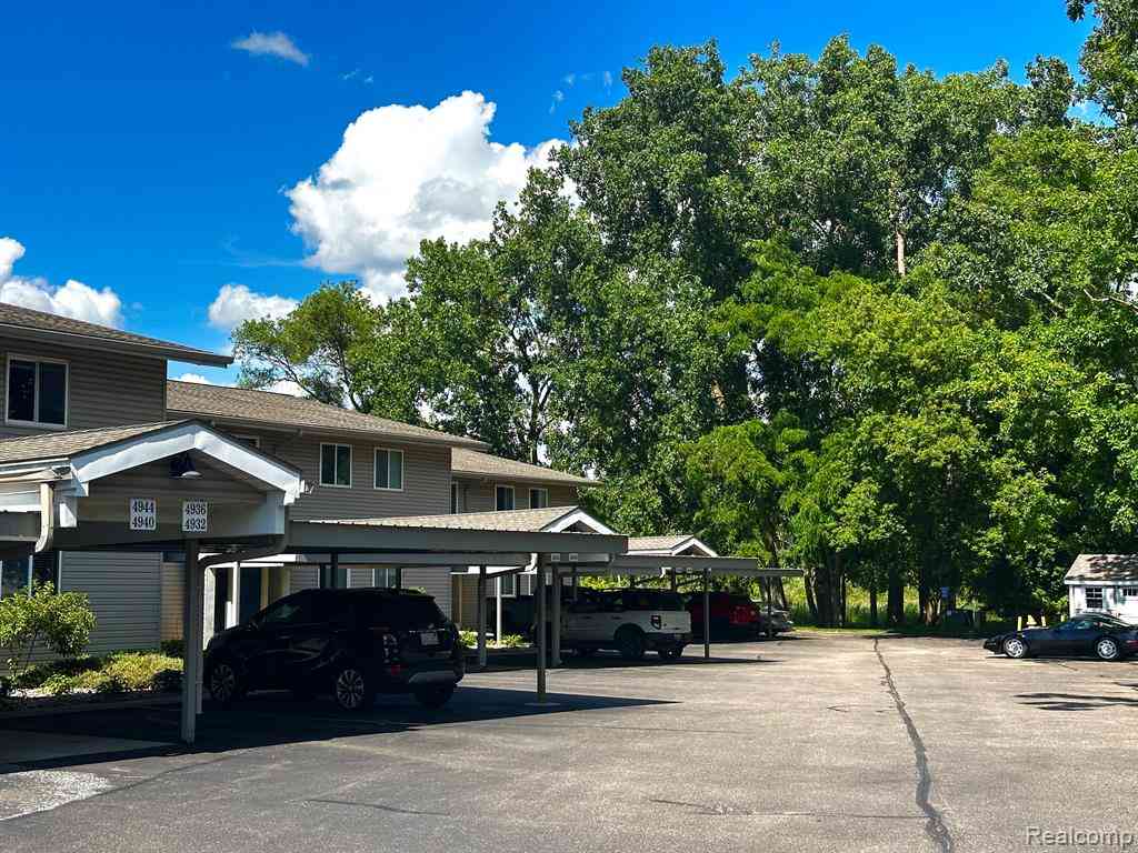 Condo For Sale - 4932 Lake Point Drive <br/> Oakland County, Waterford, MI 48329