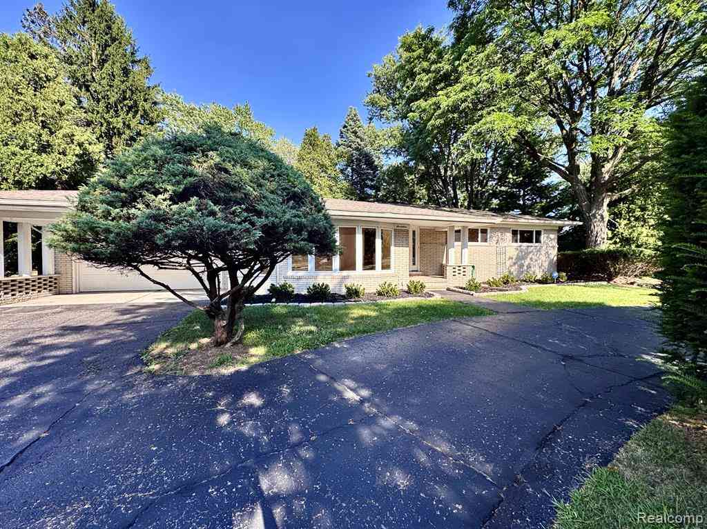 Homes For Rent - 17 Avonwood Boulevard <br/> Rochester, MI 48309