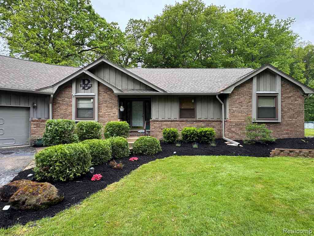Homes For Sale - 37931 Shoreline Drive <br/> Macomb County, Harrison Township, MI 48045