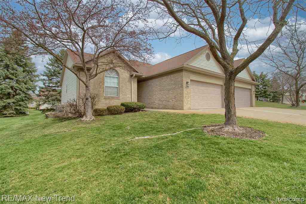 Condo For Sale - 2191 Pleasant Drive <br/> Oakland County, Commerce Twp, MI 48390