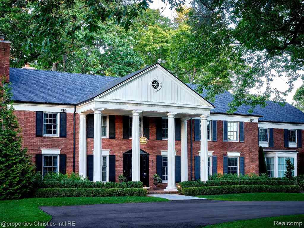 Homes For Sale - 950 E Glengarry Circle <br/> Bloomfield Hills, MI 48301