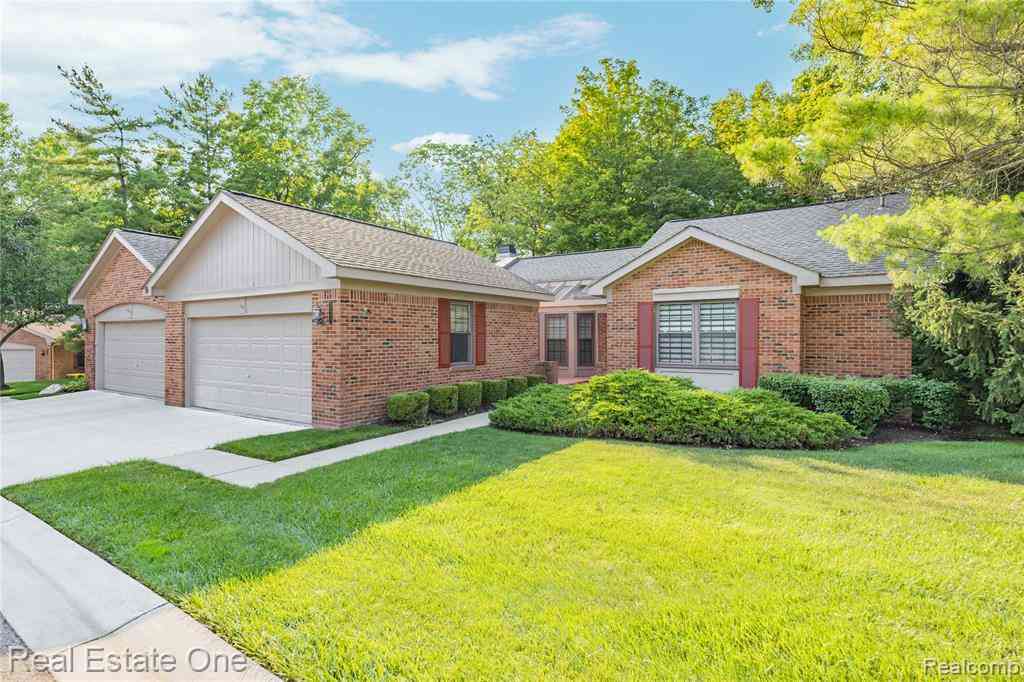 Condo For Sale - 7332 Meadowridge Circle <br/> West Bloomfield, MI 48322
