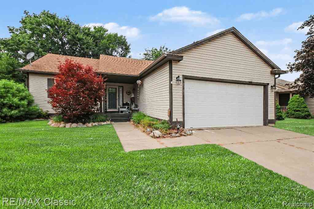 Homes For Sale - 1270 Edgebrook Drive <br/> Howell, MI 48843