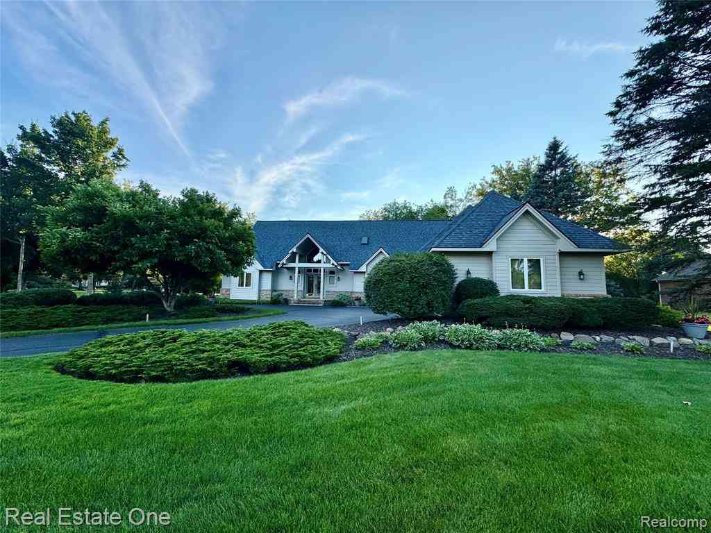 Homes For Sale - 716 Bristol Lane <br/> Orion, MI 48348