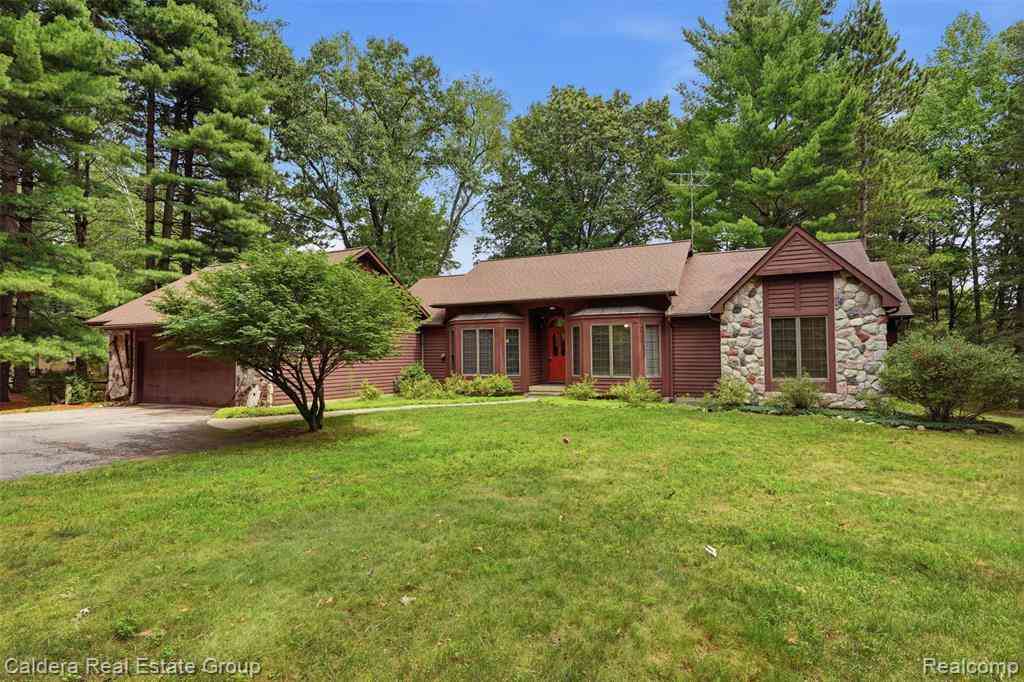 Homes For Sale - 8636 Hidden Lake Drive <br/> Howell, MI 48855