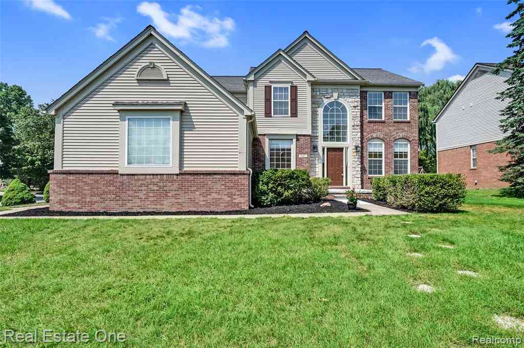 Homes For Sale - 517 Beechwood Way <br/> Lake Orion, MI 48362