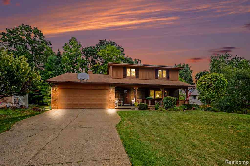 Homes For Sale - 1625 Spruce Court <br/> Commerce Twp, MI 48390
