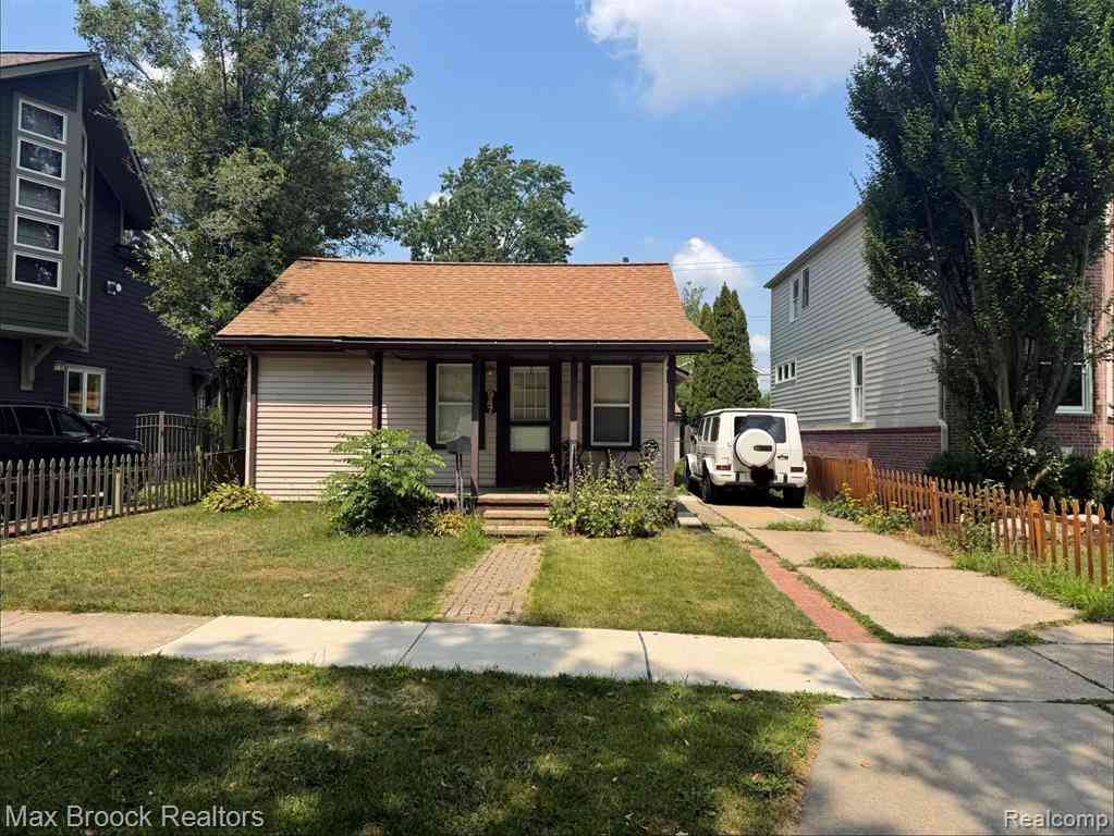 Homes For Sale - 947 Bennaville Avenue <br/> Birmingham, MI 48009