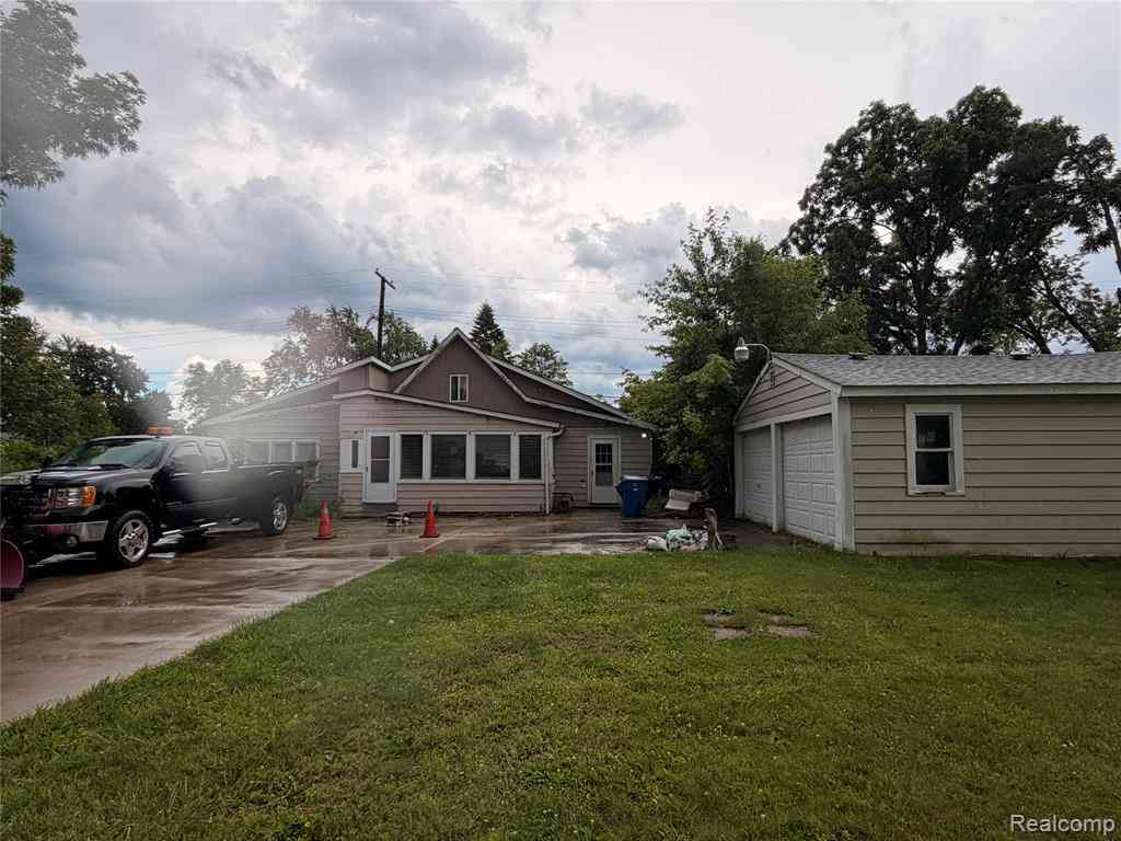 Homes For Sale - 6163 Lanman Drive <br/> Oakland County, Waterford, MI 48329