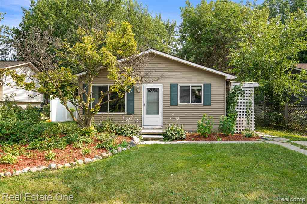 Homes For Sale - 718 Miller Road <br/> Lake Orion, MI 48362