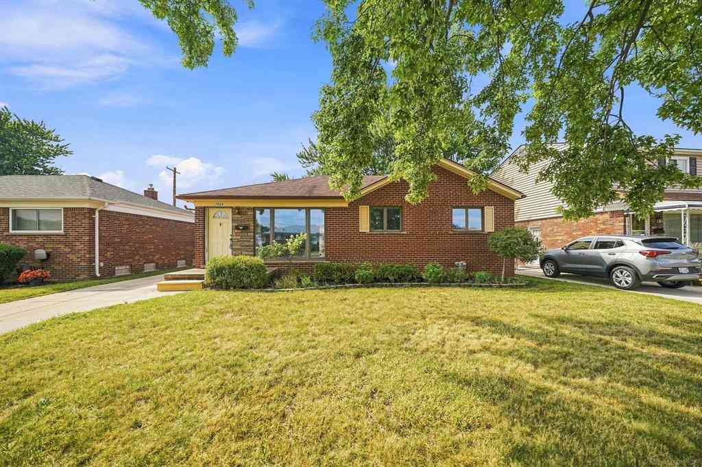 Homes For Sale - 17824 Airport Road <br/> Macomb County, Fraser, MI 48026