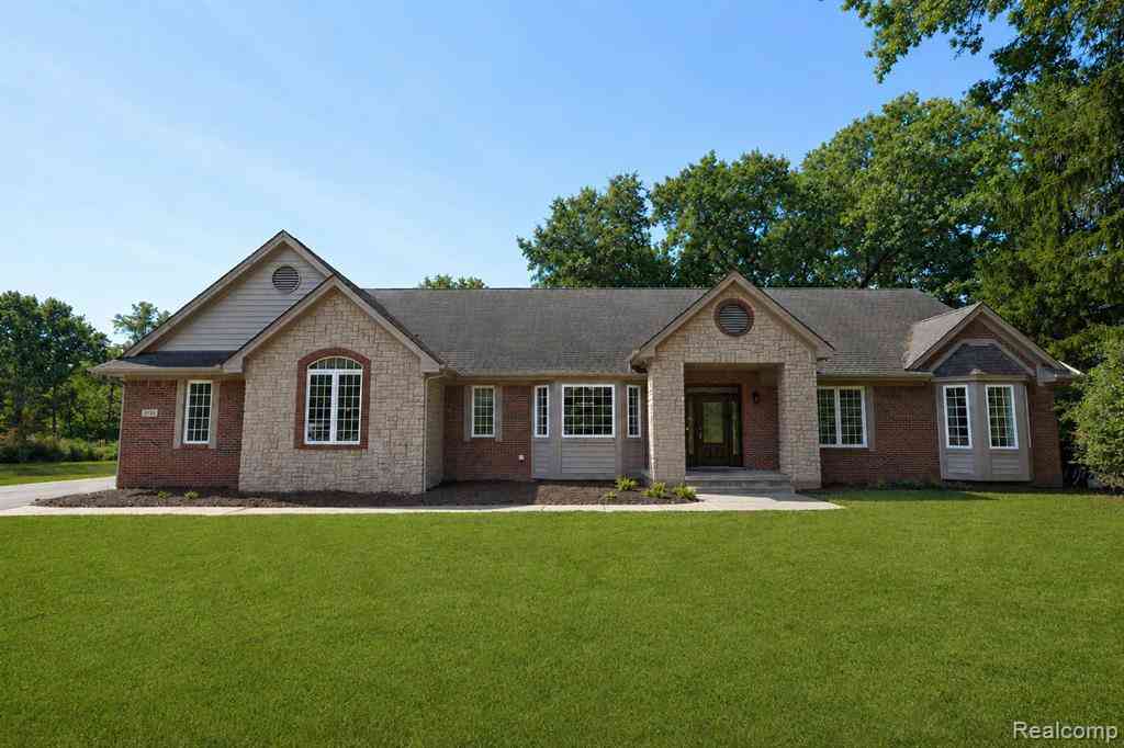 Homes For Sale - 372 Hunters Ridge Drive <br/> Oakland County, Ortonville, MI 48462