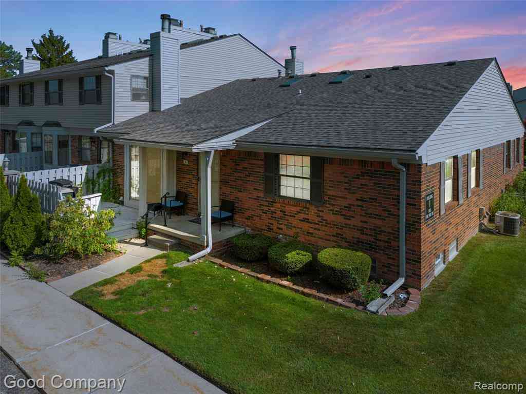 Condo For Sale - 1801 Vine Way Drive  #4<br/> Canton, MI 48188
