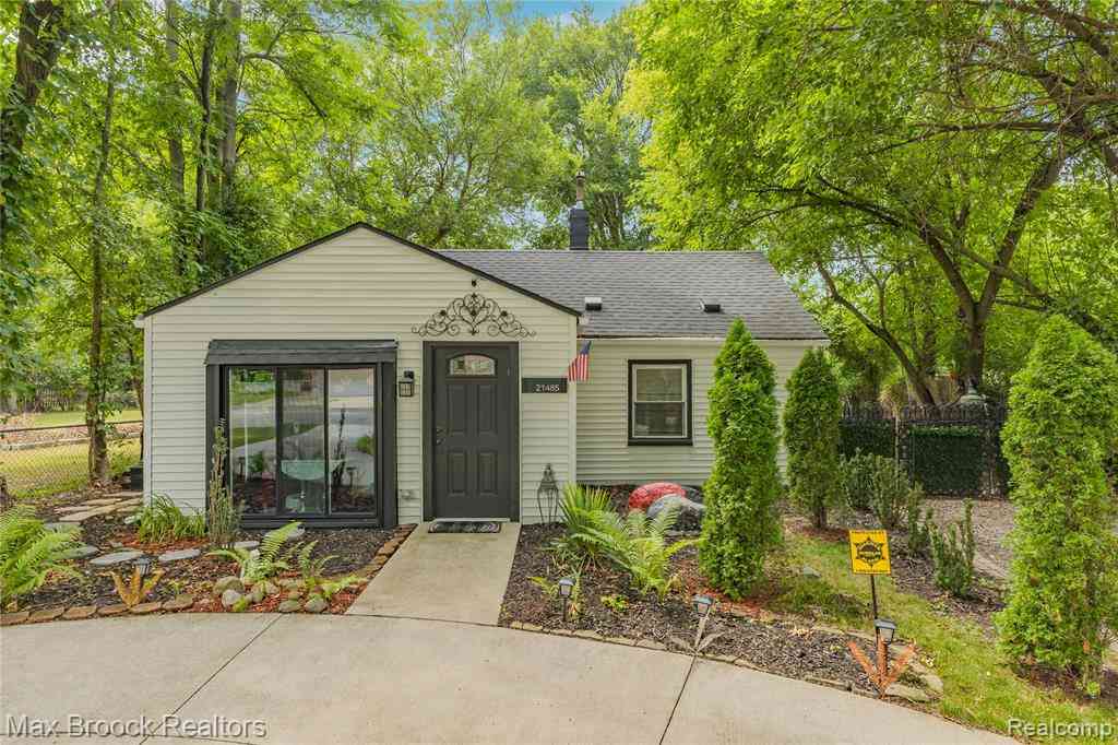 Homes For Sale - 21485 Indian Street <br/> Southfield, MI 48033