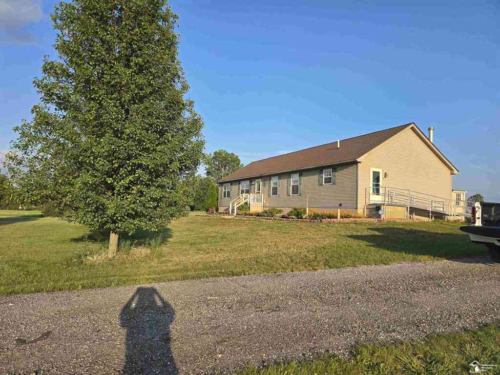 Homes For Sale - 10301 Hoffman Road <br/> Monroe County, Maybee, MI 48159